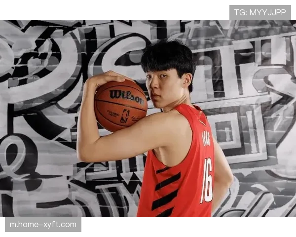 杨瀚森赛前亮相 穿个人品牌服饰展现自信风采